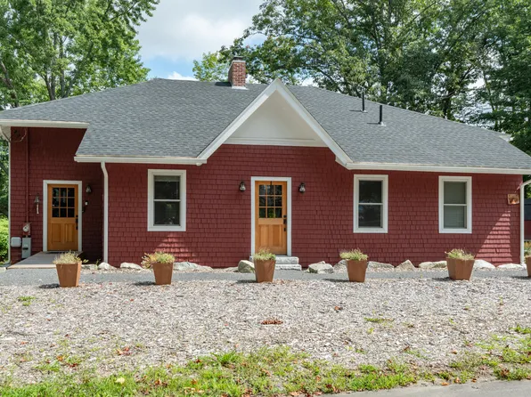 11 School Street, Belgrade, ME 04917