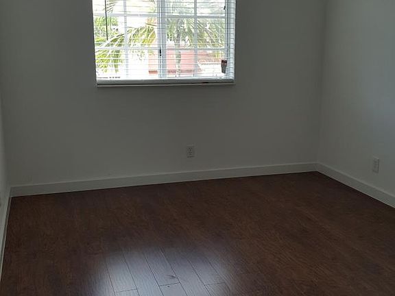 5th image of 5323 SW 40th Ave