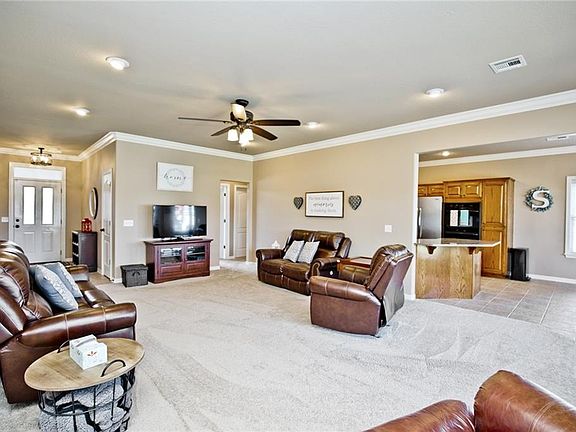 4th image of 3905 SW Blackberry St