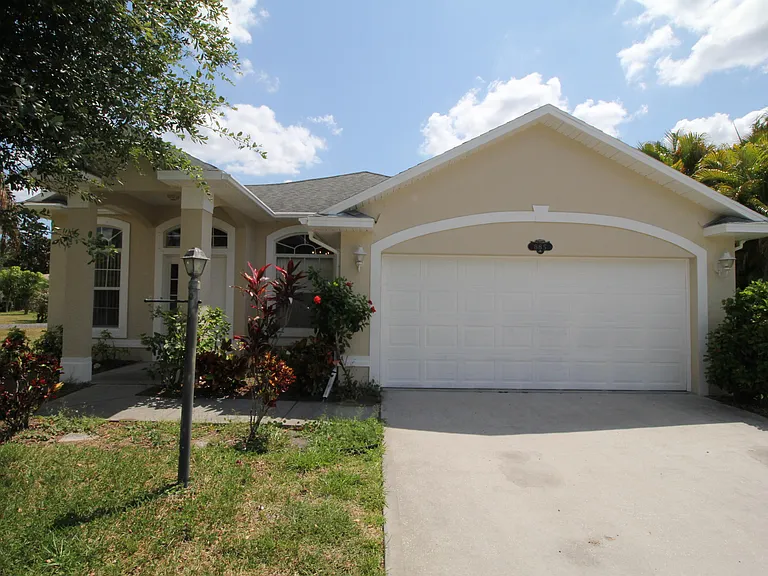 885 Tavernier Cir NE — Photo 1