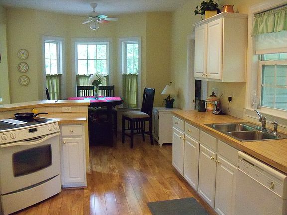 Large Kitchen & Nook
