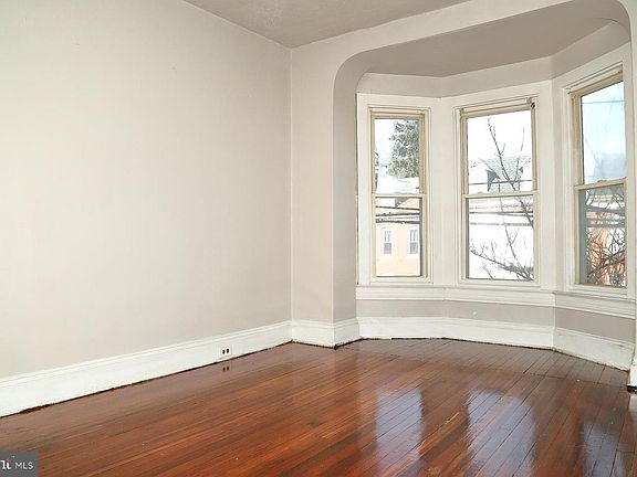 3rd image of 690 E Philadelphia St