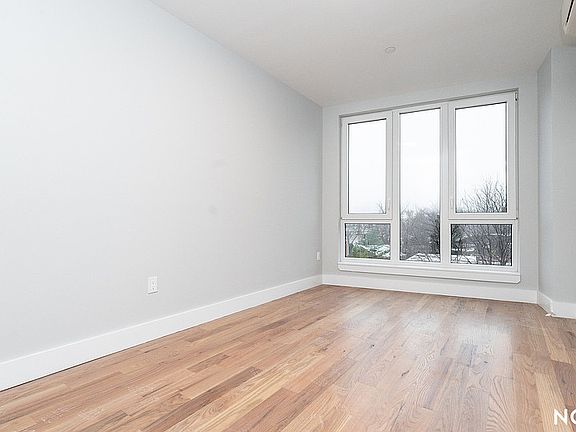4th image of 31-61 Vernon Blvd #1X