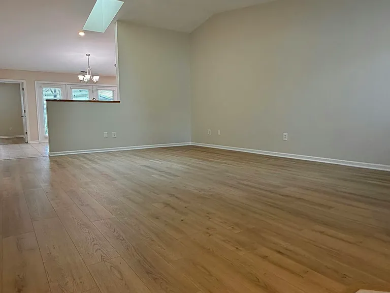 1727 Chestnut Dr — Photo 3