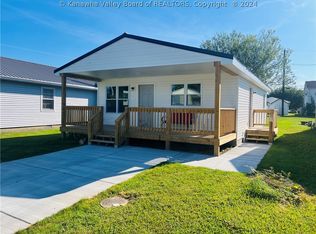 910 Henrietta St, Ravenswood, WV 26164