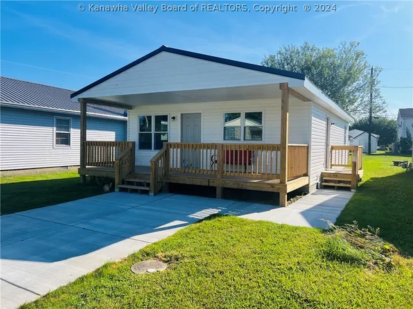 910 Henrietta St, Ravenswood, WV 26164