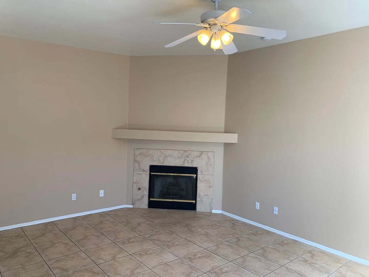 Single Story 2 Bedroom 2 Bath Townhome With Mountain Views — Photo 3