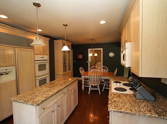 3rd image of 2930 Twin Oaks Dr