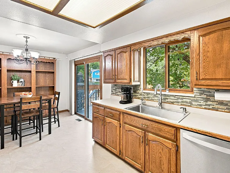 702 Squire St — Photo 12