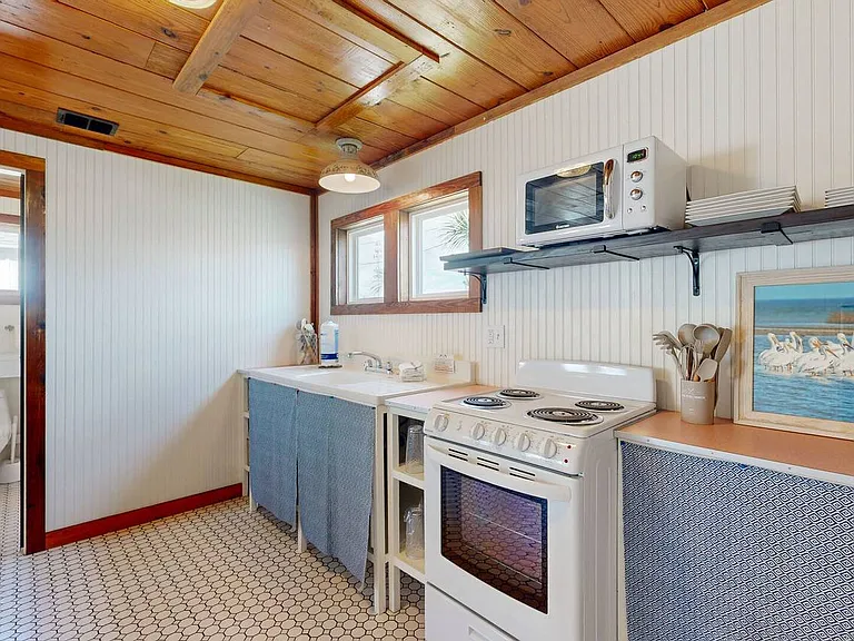 340 N Alister St — Photo 3