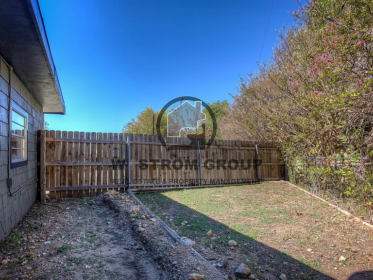 3905 Sanguinet St — Photo 36