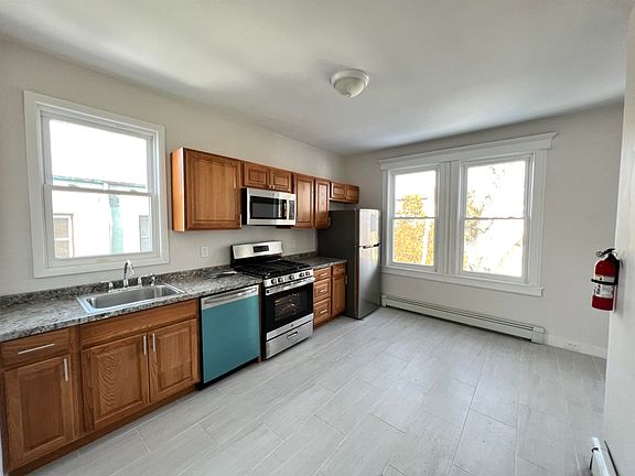 3rd image of 242 Bayview Ave #1A