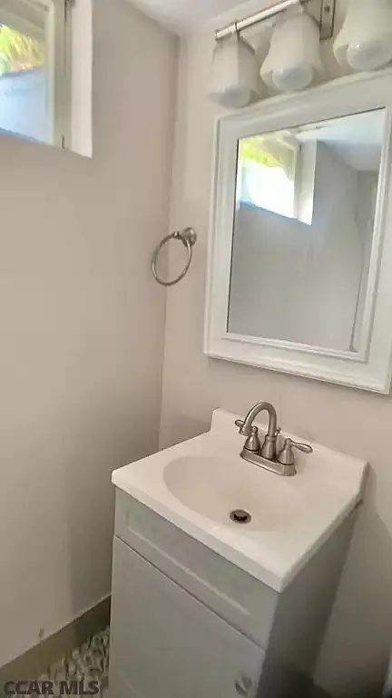3 bed, 1.5 bath, 2550 sqft, $700 — Photo 1