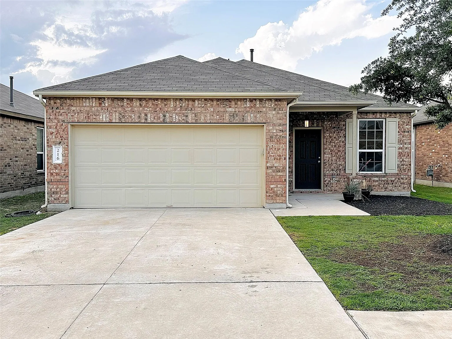 3 bed, 2.0 bath, 1488 sqft, $2,200 — Photo 2