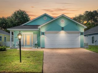 27 Primrose Dr, Rockport, TX 78382