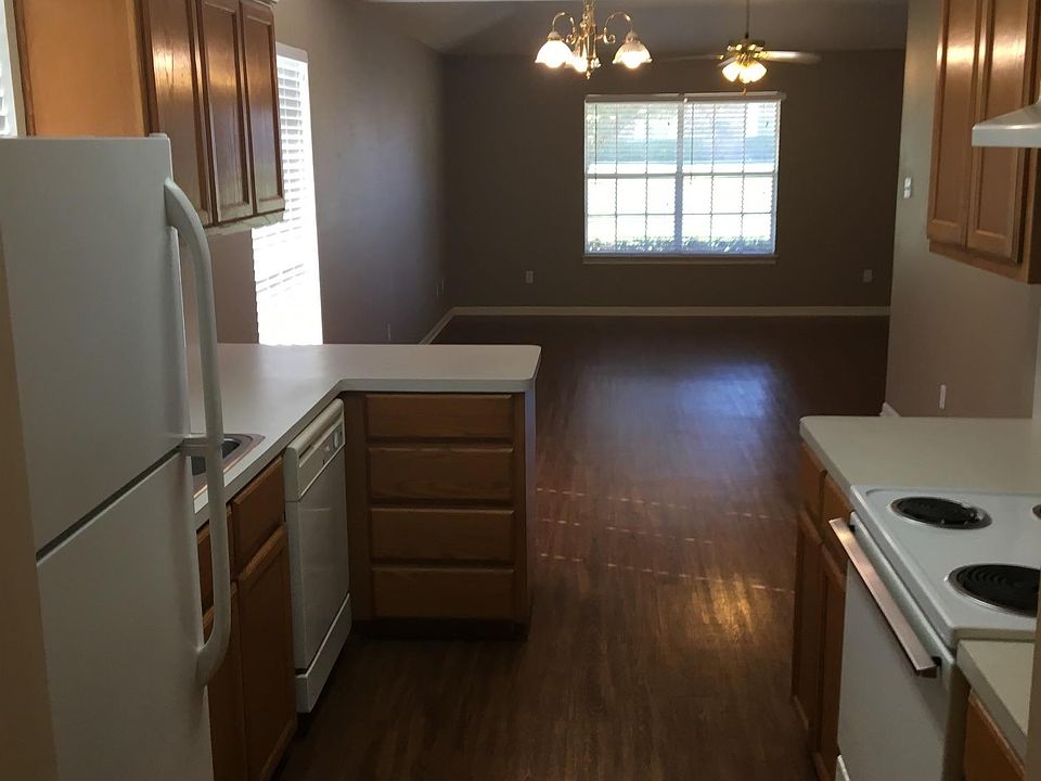1st image of 914 Parkview Cir