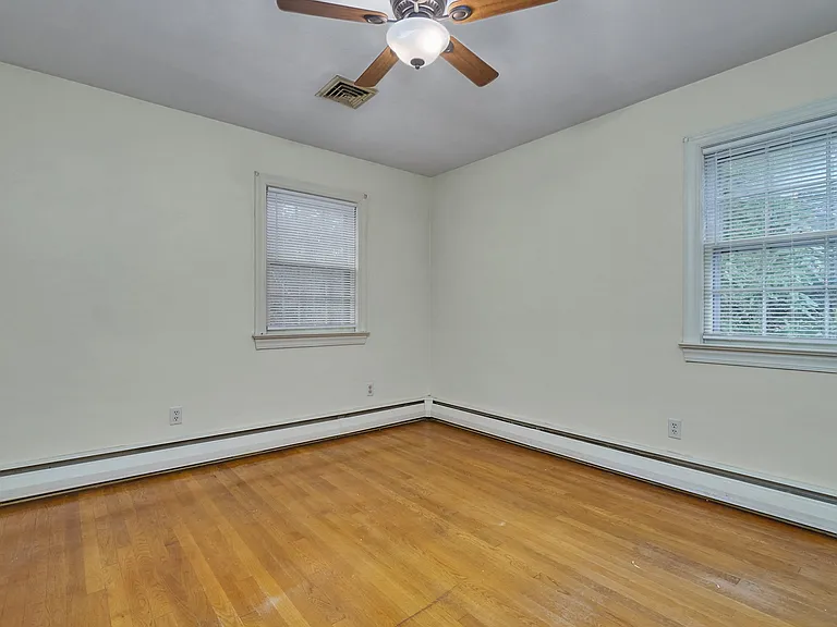 4376 Lynnville Cres — Photo 20
