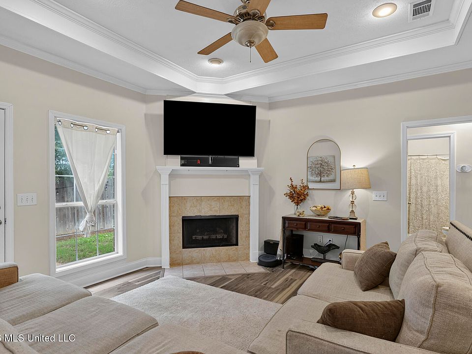1st image of 422 Oak Bnd