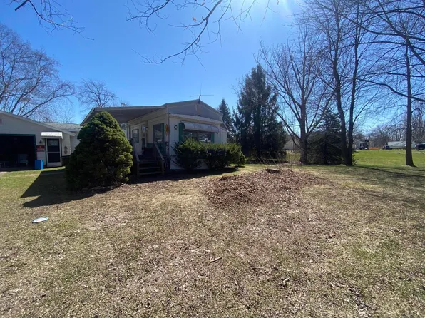 942 Shaw Rd, Casnovia, MI 49318