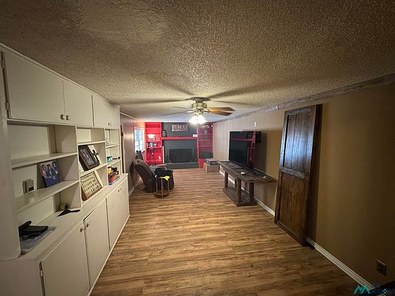 2nd image of 719 W Avenue I