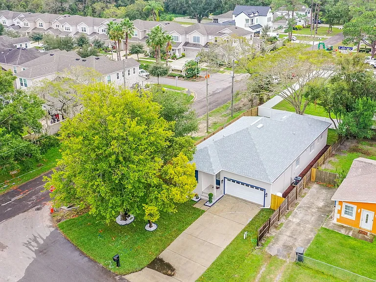 7302 Alvina St — Photo 16