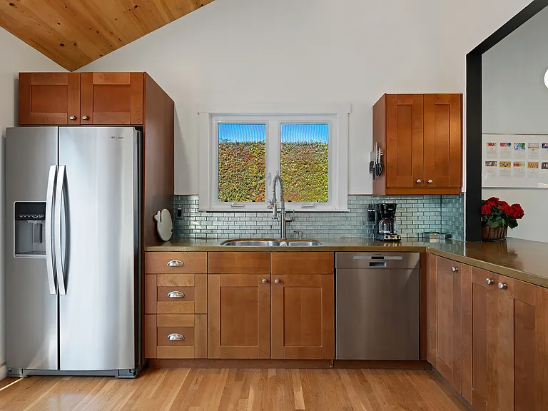 1093 Holly Ave — Photo 10
