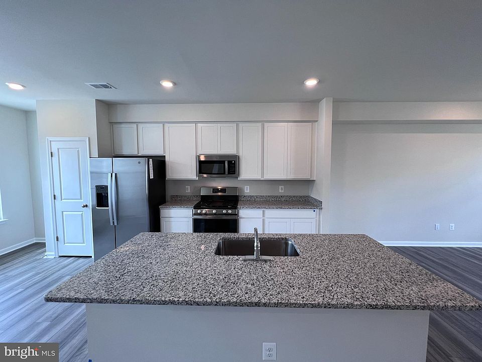 1st image of 156 Court Sq