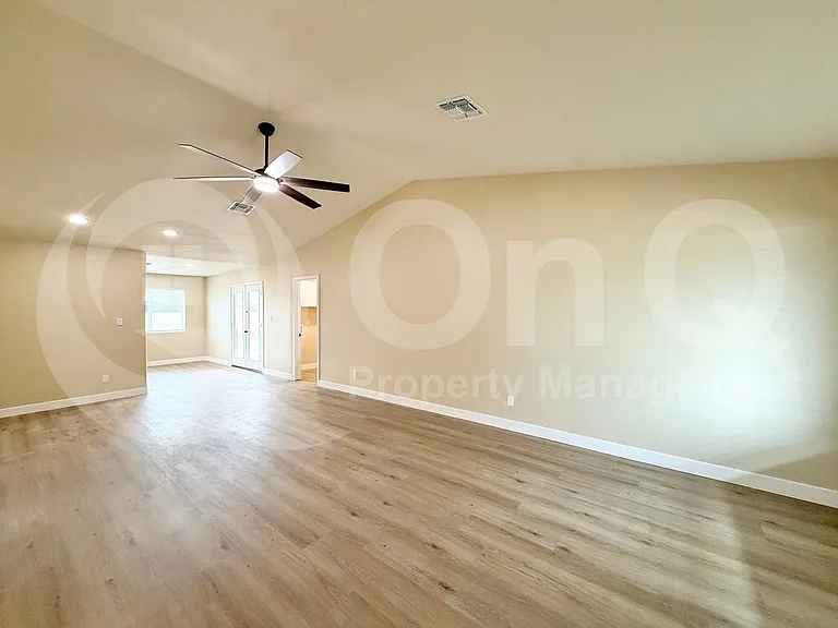 1266 W Mendoza Ave — Photo 4
