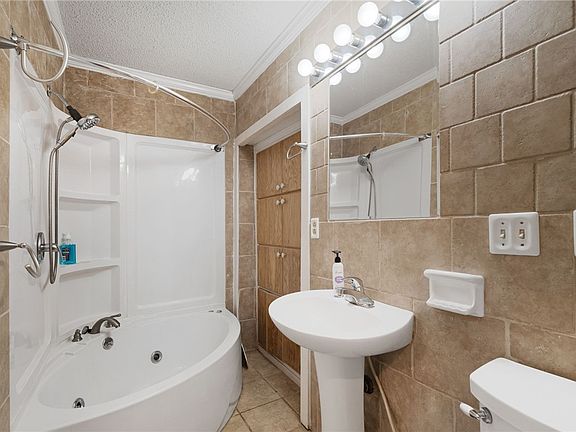5th image of 3823 Martin Ln