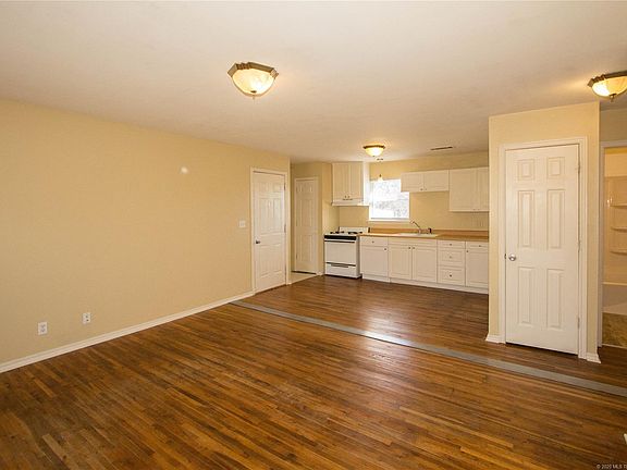 5th image of 935 S Park St