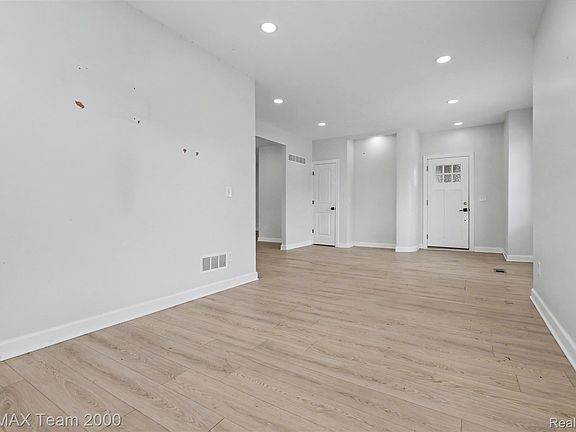 3rd image of 458 Hague St Unit 3