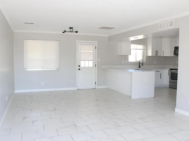3932 W Griswold Rd — Photo 3