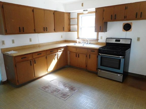 2nd image of 1724 Hawthorne Ave E