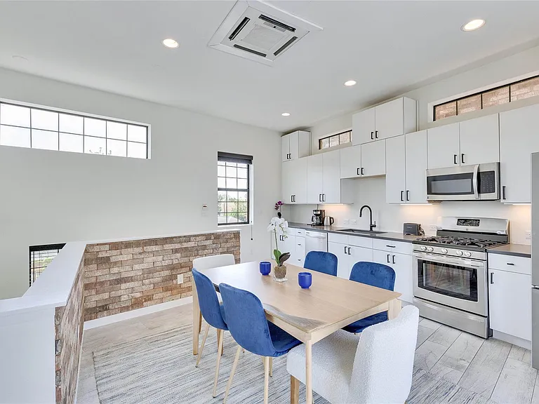 808 E Lydia St — Photo 19