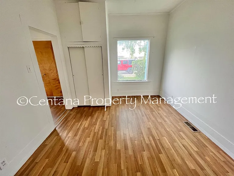 1021 E Commercial Ave — Photo 6