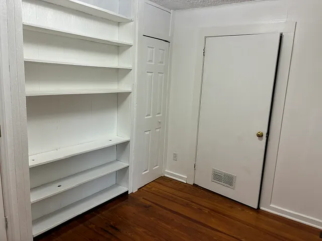 1006 W Saunders Ave — Photo 6