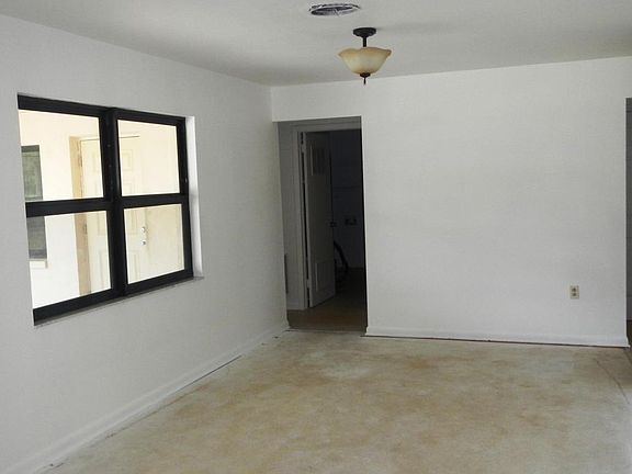5th image of 411 Banyan Way