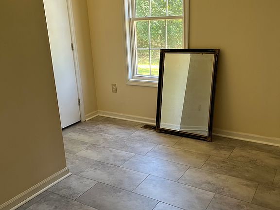 3rd image of 671 Boxwood Rd