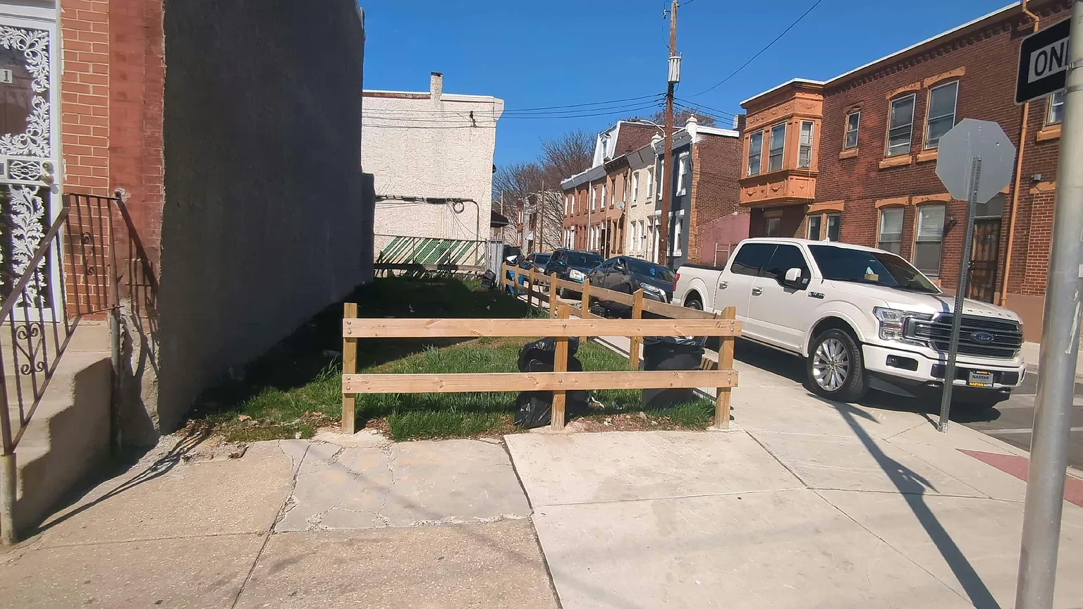 3029 W York St photo 1