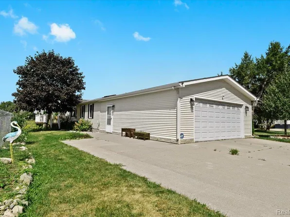 971 Red Cedar Dr, Howell, MI 48843