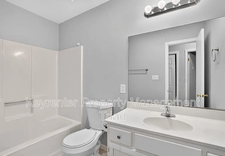 151 Laura Ave — Photo 19