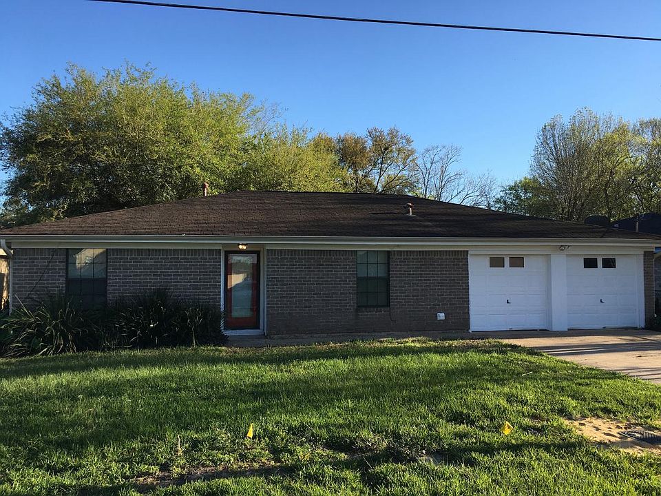 Wonderful house with fresh paint inside and out!!!