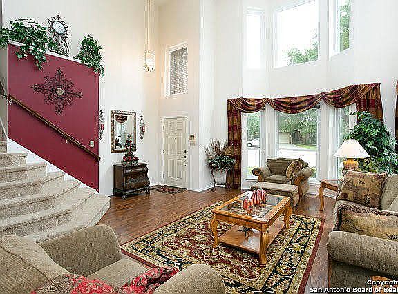 Large entryway/ two rooms