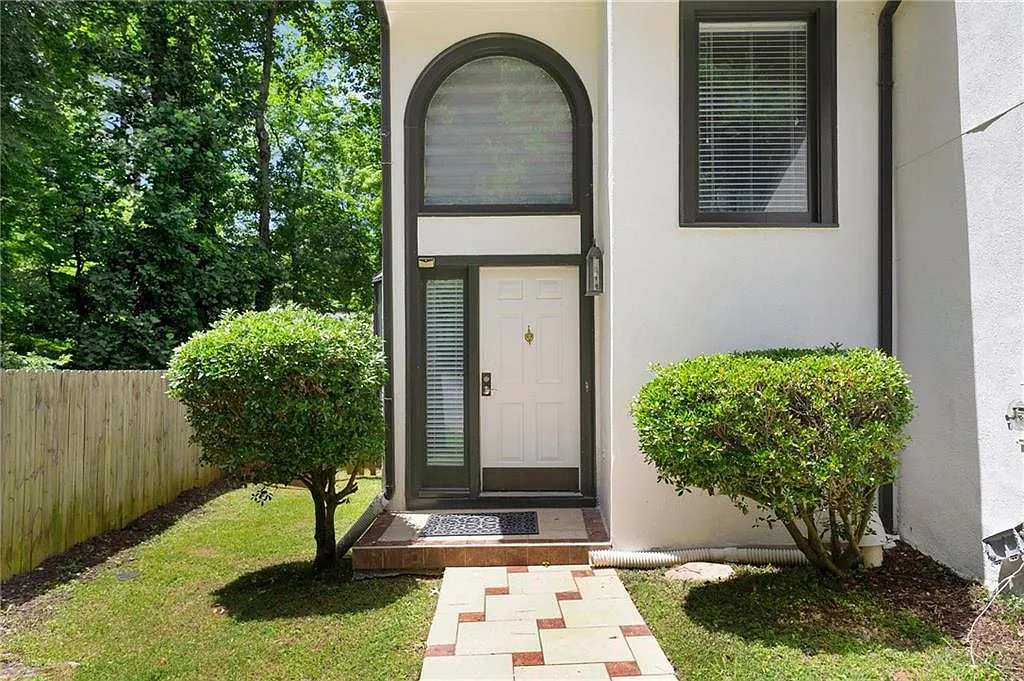 3 bed, 2.5 bath, 2166 sqft, $2,800 — Photo 2