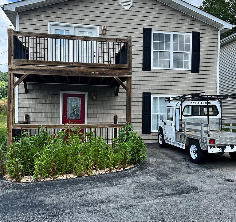 2nd image of 162 Roberts Rdg
