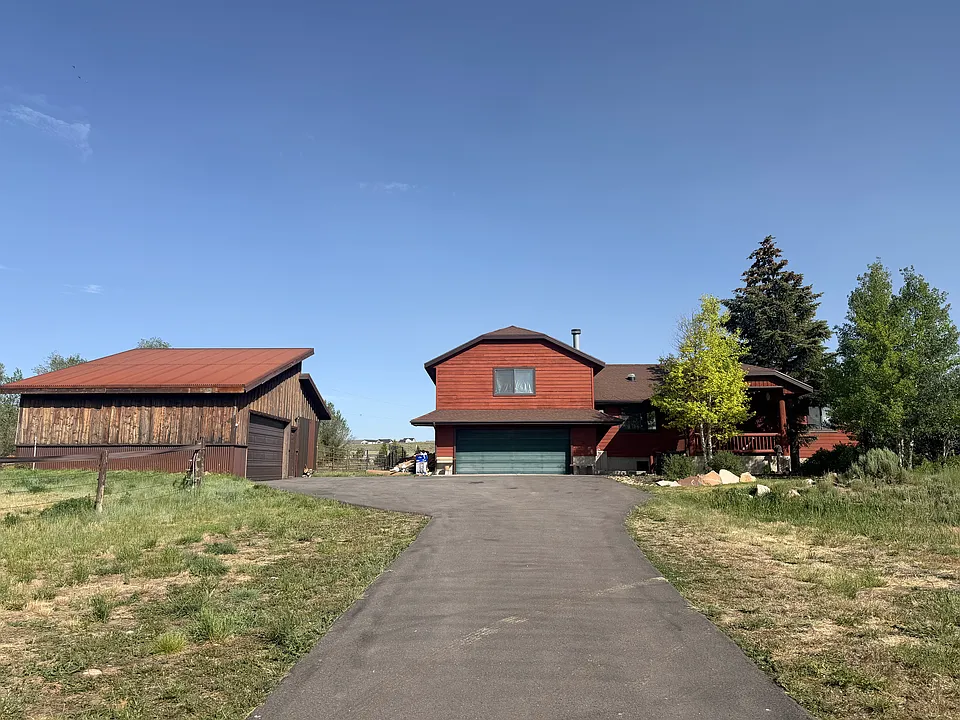 806 Parkway Dr