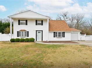 62 Westcliff Dr, Mount Sinai, NY