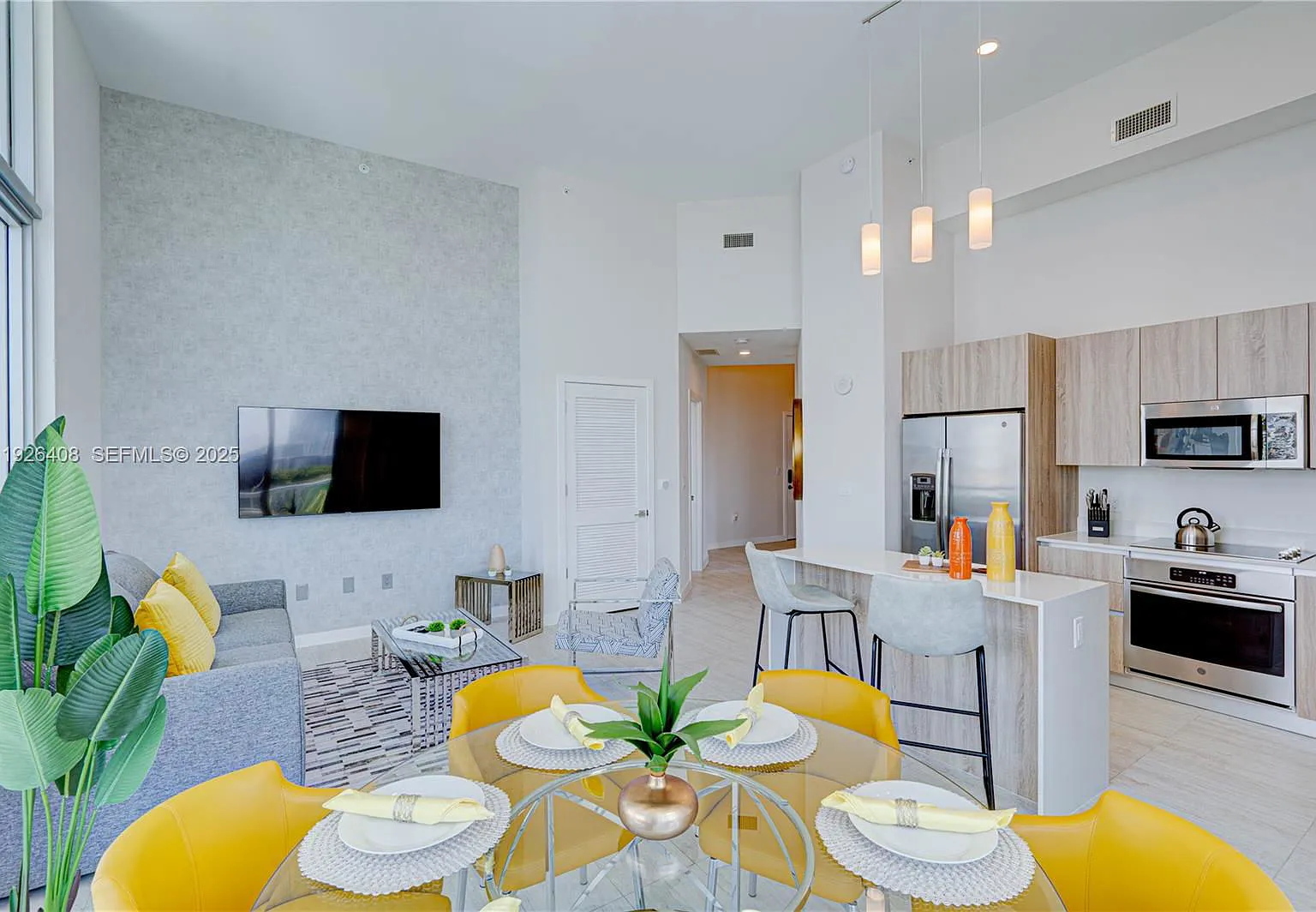 2 bed, 2.0 bath, 1048 sqft, $5,250 — Photo 2