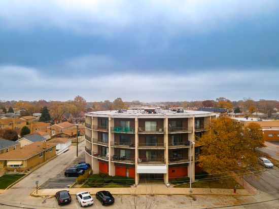 3900 W 95th St APT 204, Evergreen Park, IL 60805