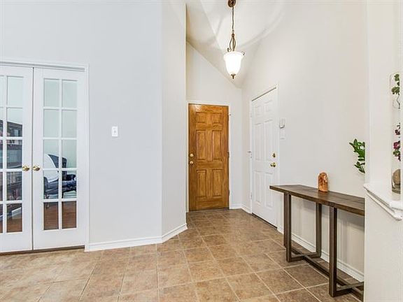3rd image of 8005 Twin Oaks Dr